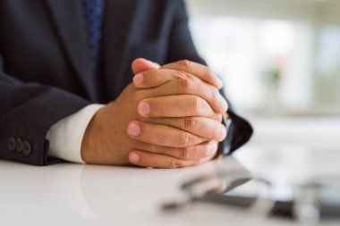 Adam elinde yakın çekim