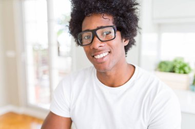 Afrika kökenli Amerikalı adam gözlüklü mutlu ve güzel bir gülümseme ile yüzünde. Şanslı kişi.