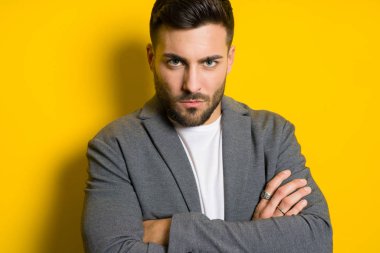 Yakışıklı delikanlı possing ve izole sarı arka plan üzerinde modelleme