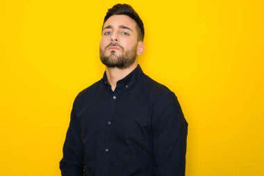 Yakışıklı delikanlı possing ve izole sarı arka plan üzerinde modelleme