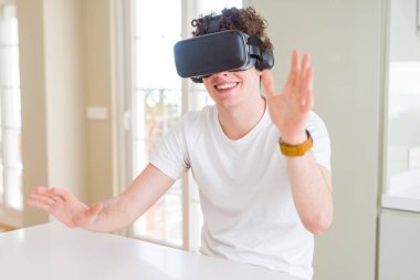 Genç adam eğleniyor evde sanal gerçeklik gözlüklü