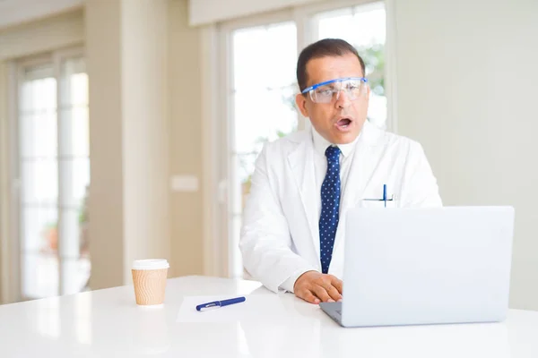 Medelåldern Forskare Man Professionell Glasögon Arbetar Med Laptop Rädd Chock — Stockfoto