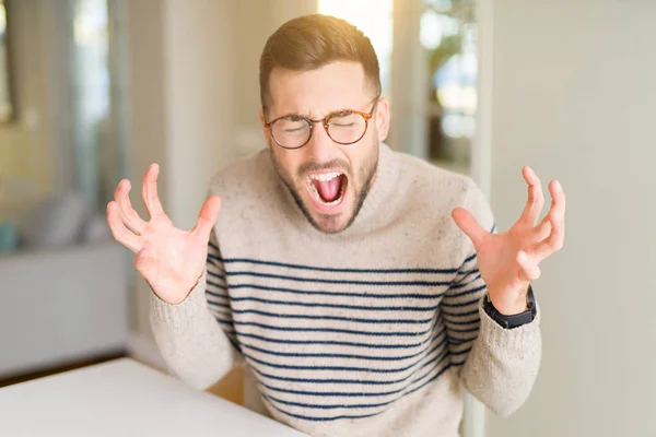 Junger Gutaussehender Mann Mit Brille Hause Der Verrückt Und Erfolgsverrückt — Stockfoto