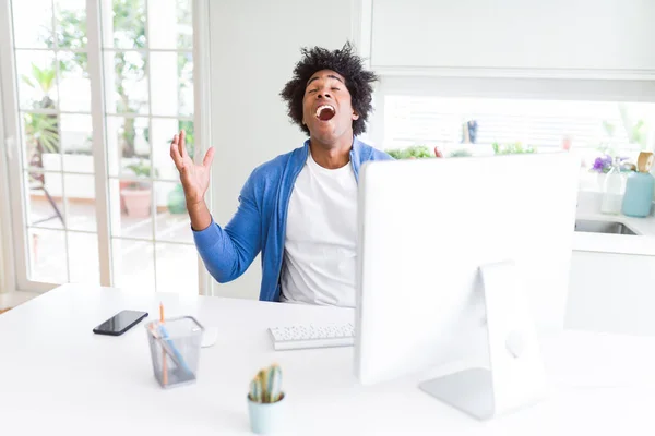 Hombre Afroamericano Trabajando Usando Computadora Celebrando Loco Loco Por Éxito — Foto de Stock