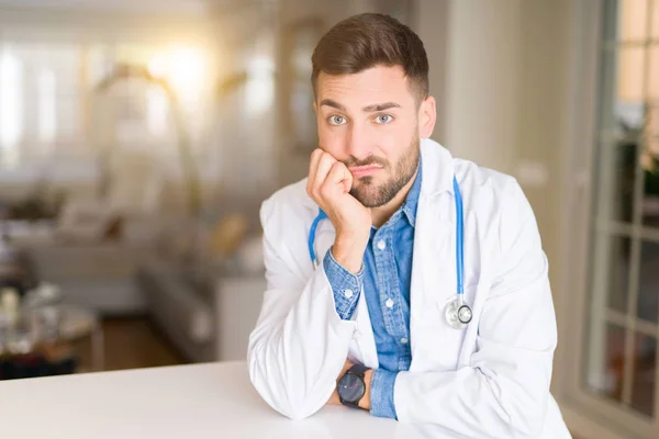 Mladý Pohledný Doktor Muž Klinice Myšlení Hledá Unavený Znuděný Depresi — Stock fotografie