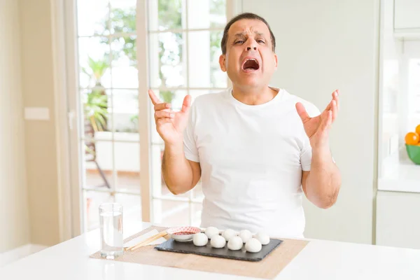 Hombre Mediana Edad Comiendo Albóndigas Asiáticas Casa Loco Loco Gritando — Foto de Stock