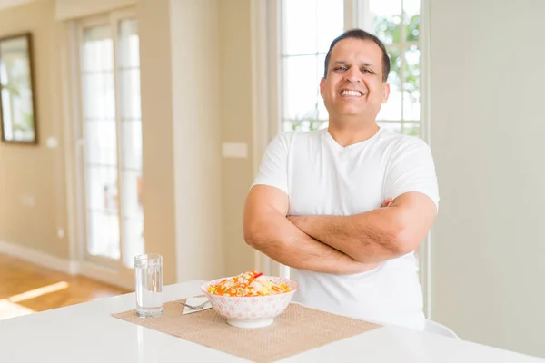 Hombre Mediana Edad Comiendo Arroz Casa Cara Feliz Sonriendo Con — Foto de Stock