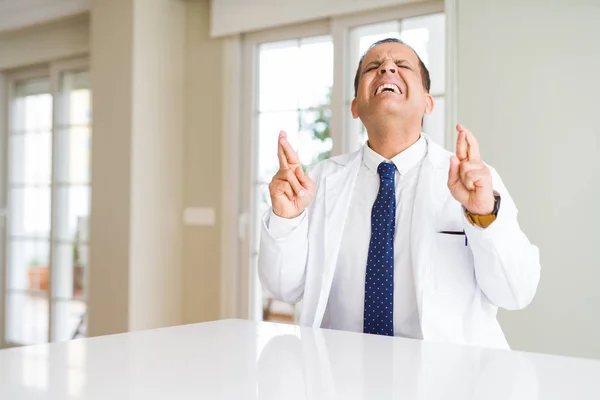 Médico Mediana Edad Con Abrigo Médico Clínica Sonriendo Cruzando Los —  Fotos de Stock