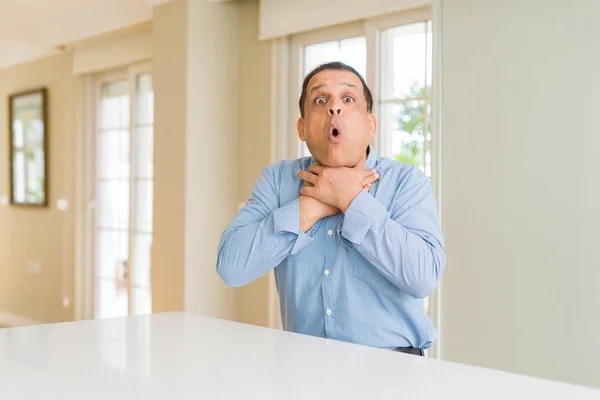 Hombre Mediana Edad Sentado Casa Gritando Sofocándose Por Estrangulamiento Doloroso — Foto de Stock