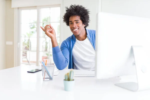 アフリカ系アメリカ人の非常に幸せな側の手と指で指すコンピューターを使用しての作業 — ストック写真