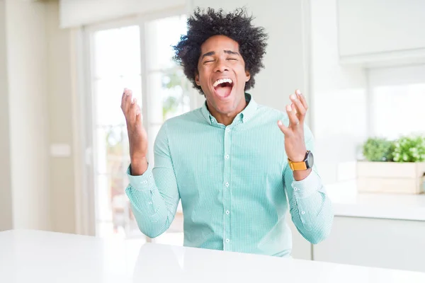 Afro Amerikai Üzletember Visel Elegáns Ing Ünnepli Őrült Őrült Siker — Stock Fotó
