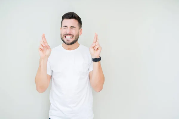 Ein Junger Gutaussehender Mann Lässigem Weißem Shirt Vor Isoliertem Hintergrund — Stockfoto