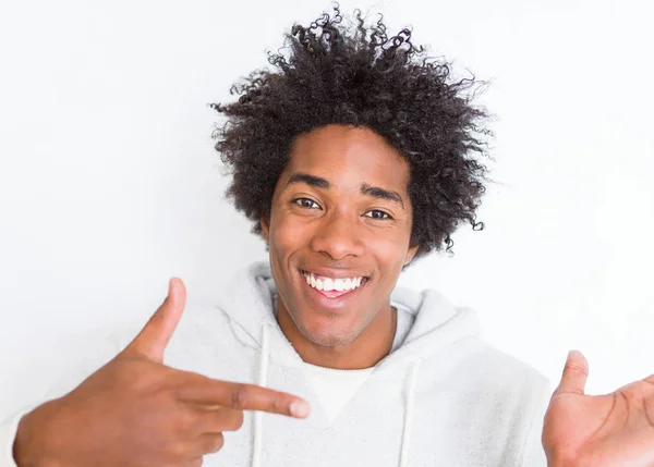 Hombre Afroamericano Sobre Fondo Blanco Aislado Muy Feliz Señalando Con —  Fotos de Stock