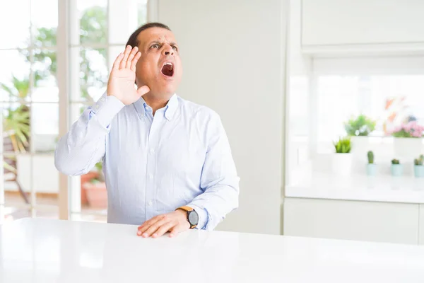 Hombre Mediana Edad Sentado Casa Gritando Gritando Alto Lado Con — Foto de Stock