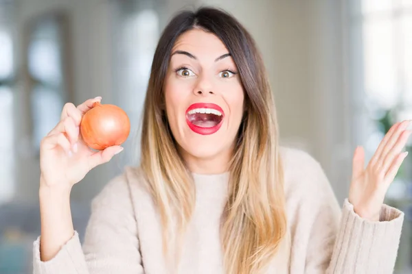 Giovane Bella Donna Che Tiene Cipolla Fresca Casa Molto Felice — Foto Stock