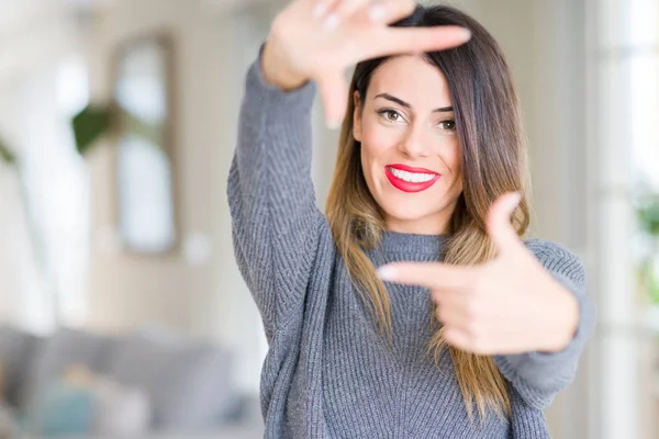 스웨터 집에서 손으로 만드는 프레임 얼굴로 손가락 창의력과 — 스톡 사진