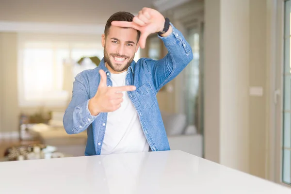 Joven Hombre Guapo Casa Sonriendo Haciendo Marco Con Las Manos — Foto de Stock