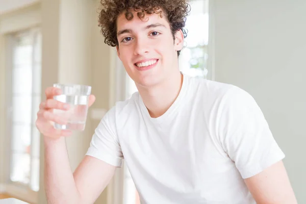 Junger Mann Trinkt Hause Ein Glas Wasser Mit Einem Glücklichen — Stockfoto