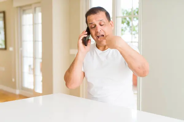 Hombre Mediana Edad Llamando Usando Teléfono Inteligente Muy Feliz Señalando — Foto de Stock