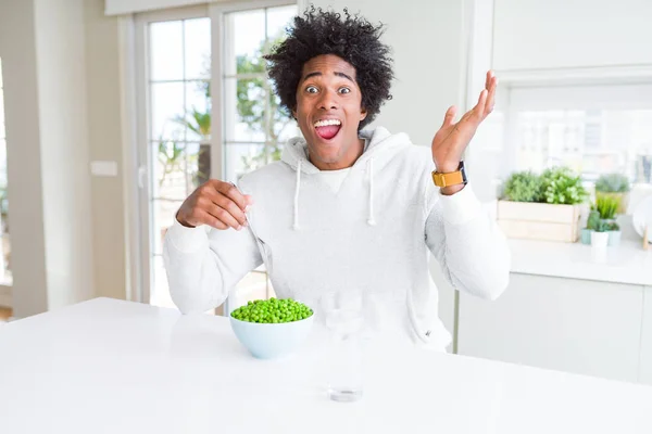 Hombre Afroamericano Comiendo Guisantes Verdes Frescos Casa Muy Feliz Emocionado — Foto de Stock