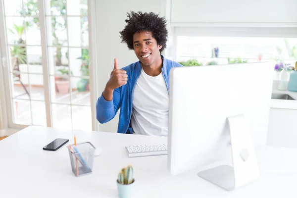 African American Man Die Werkt Met Behulp Van Computer Gelukkig — Stockfoto