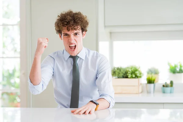 Junger Geschäftsmann Mit Krawatte Wütend Und Wütend Die Faust Reckend — Stockfoto