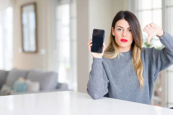 Jovem Mulher Bonita Mostrando Tela Smartphone Casa Com Rosto Irritado — Fotografia de Stock