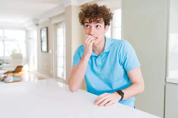 Joven Hombre Guapo Usando Casual Azul Camiseta Casa Buscando Estresado — Foto de Stock