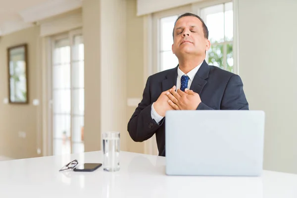 Hombre Negocios Mediana Edad Que Trabaja Con Computadora Portátil Sonriendo — Foto de Stock