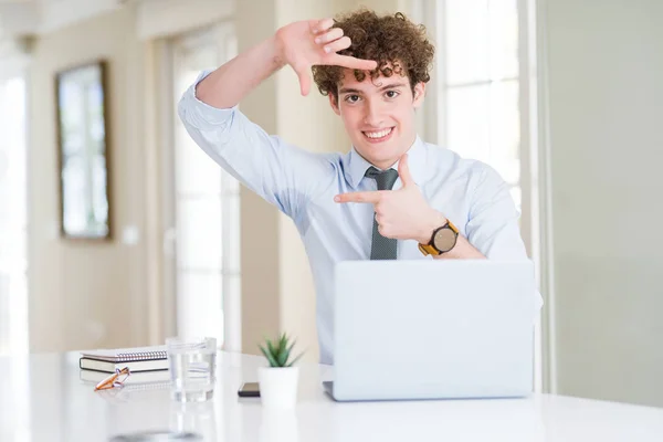 Молодий Бізнесмен Працюючи Комп Ютерним Ноутбуком Офісі Посміхається Робити Рамку — стокове фото