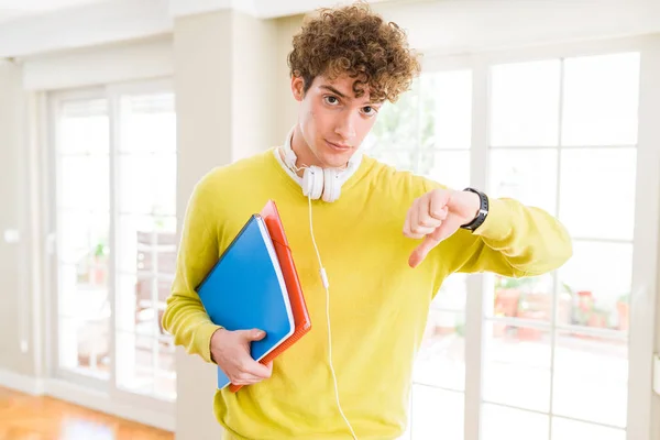 Człowiek Młody Student Noszenia Słuchawek Trzyma Notebooki Gniewną Twarz Wyświetlono — Zdjęcie stockowe