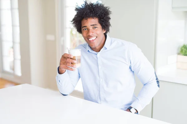 Američan Afričana Muž Afro Vlasy Pít Šálek Kávy Šťastný Obličej — Stock fotografie