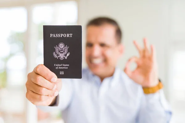 Hombre Mediana Edad Que Sostiene Pasaporte Los Estados Unidos Haciendo — Foto de Stock