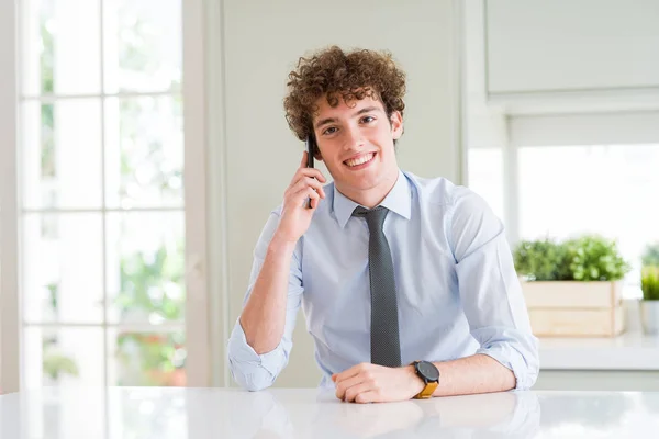 Mladý Podnikatel Mluví Smartphone Kanceláři Šťastný Obličej Stál Usmíval Důvěřivým — Stock fotografie