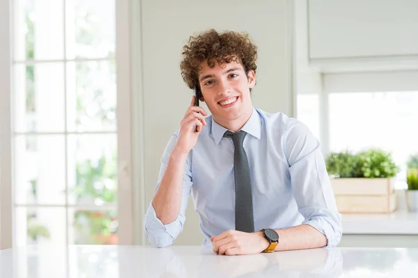 Joven Hombre Negocios Hablando Teléfono Inteligente Oficina Con Una Cara — Foto de Stock