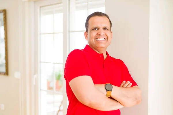 Hombre Mediana Edad Sonriendo Confiado Cámara Casa — Foto de Stock