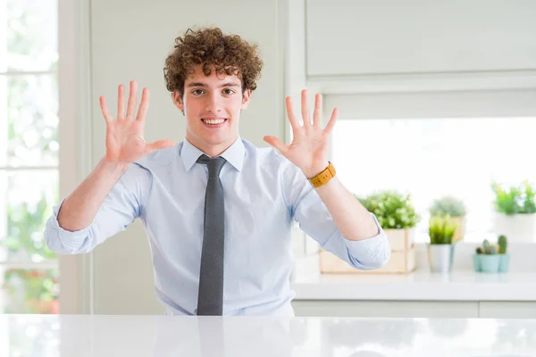 Junger Geschäftsmann Trägt Eine Krawatte Und Zeigt Mit Finger Nummer — Stockfoto