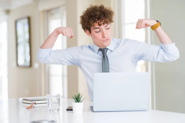 Giovane Uomo Affari Che Lavora Con Computer Portatile Ufficio Mostrando — Foto Stock