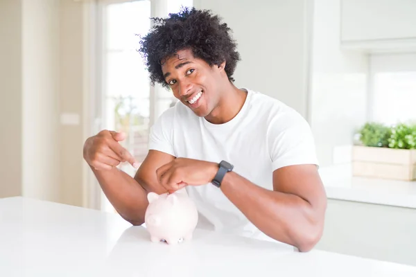 Africano Americano Homem Colocando Uma Moeda Dentro Porquinho Banco Muito — Fotografia de Stock