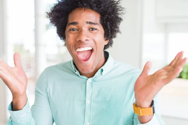 Hombre Negocios Afroamericano Con Camisa Elegante Celebrando Loco Sorprendido Por — Foto de Stock