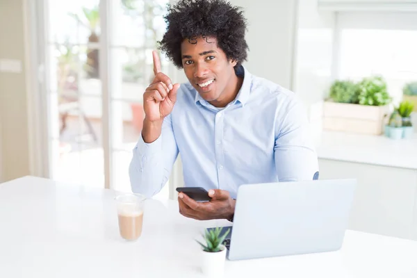 Afro Amerikai Üzleti Ember Használ Smartphone Laptop Meglepett Egy Ötlet — Stock Fotó