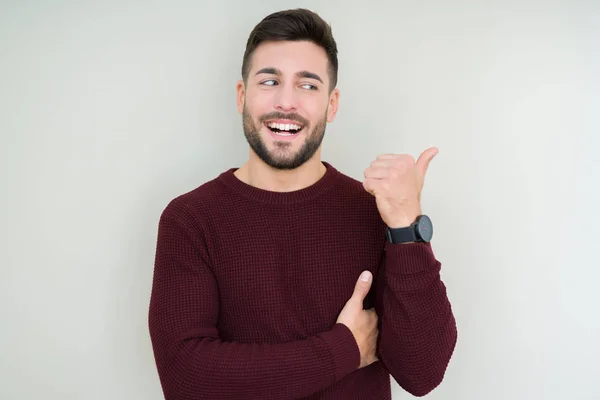 Jovem Homem Bonito Vestindo Uma Camisola Sobre Fundo Isolado Sorrindo — Fotografia de Stock