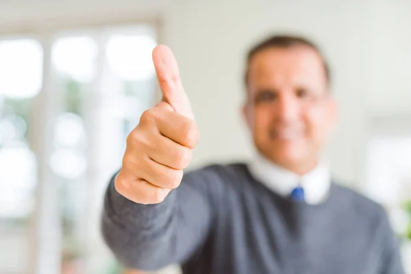 Hombre Mediana Edad Haciendo Gesto Postizo Con Los Pulgares Hacia — Foto de Stock