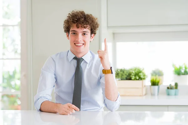 Joven Hombre Negocios Con Una Corbata Apuntando Con Dedo Hacia —  Fotos de Stock