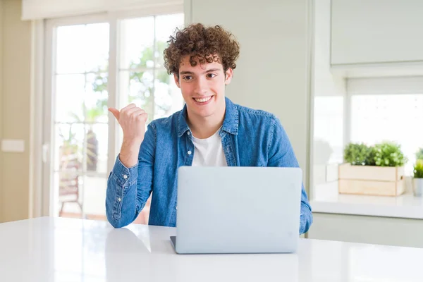 Jovem Usando Laptop Computador Apontando Mostrando Com Polegar Até Lado — Fotografia de Stock