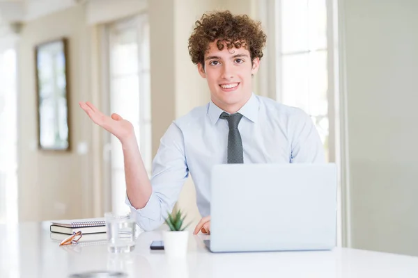 Joven Hombre Negocios Trabajando Con Computadora Portátil Oficina Sonriendo Alegre — Foto de Stock