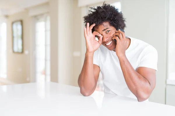 Africká Americká Obchodní Muž Mluví Telefonu Šťastný Obličej Úsměvem Dělá — Stock fotografie