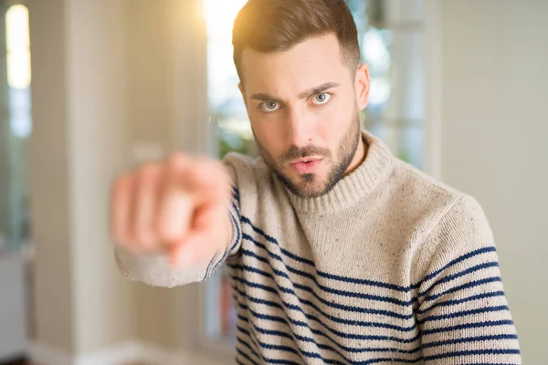 Joven Hombre Guapo Casa Señalando Con Dedo Cámara Usted Signo —  Fotos de Stock