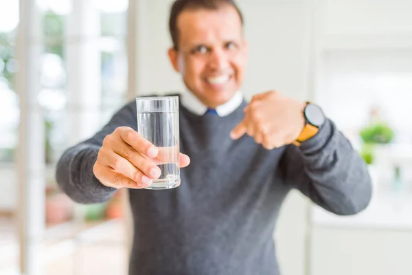 Hombre Mediana Edad Bebiendo Vaso Agua Casa Con Cara Sorpresa — Foto de Stock