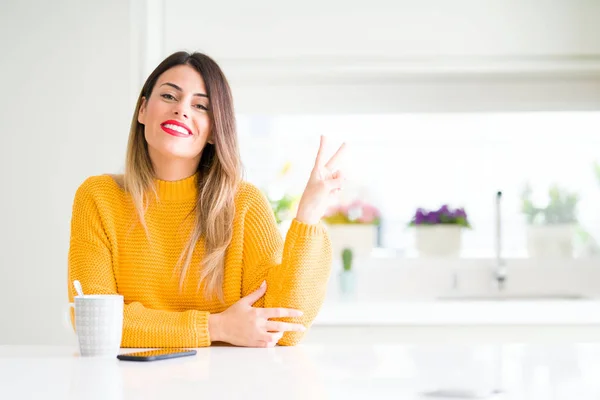 Jovem Mulher Bonita Bebendo Uma Xícara Café Casa Sorrindo Com — Fotografia de Stock